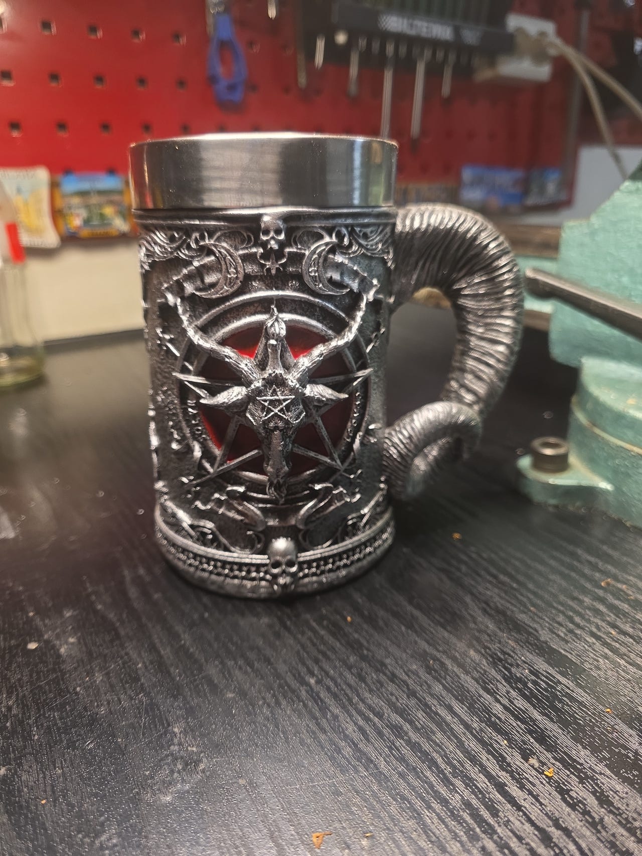 Baphomet ølkrus med metallinnlegg og hornformet hank.
