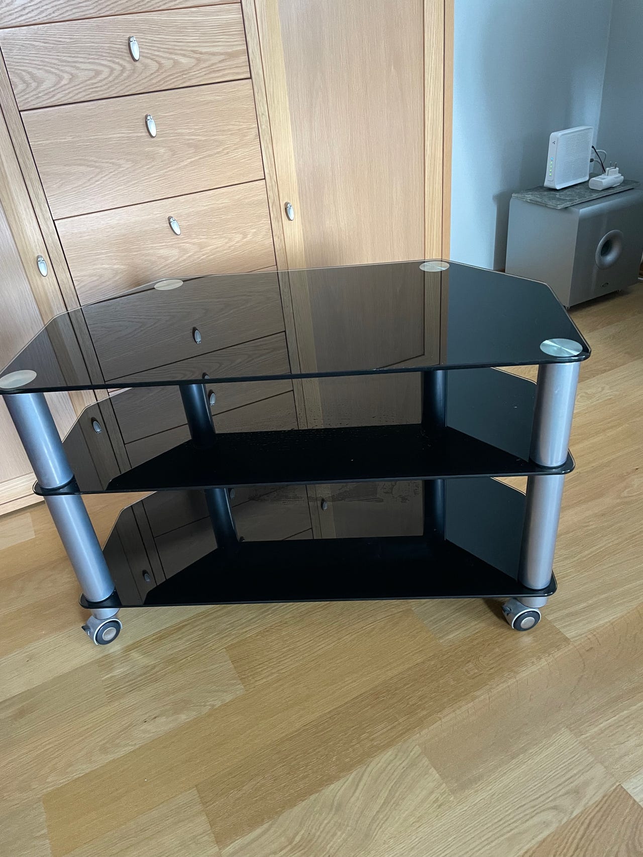 TV-bord i sort glass og metall med hjul