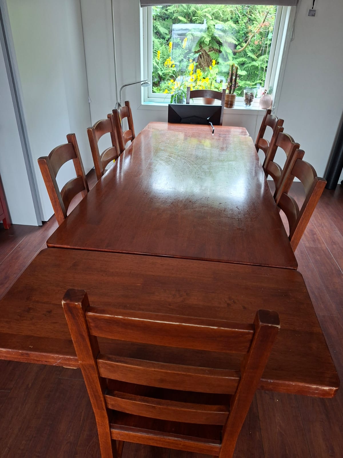 Solid trebord med 8 stoler – 280 cm med ileggsplater