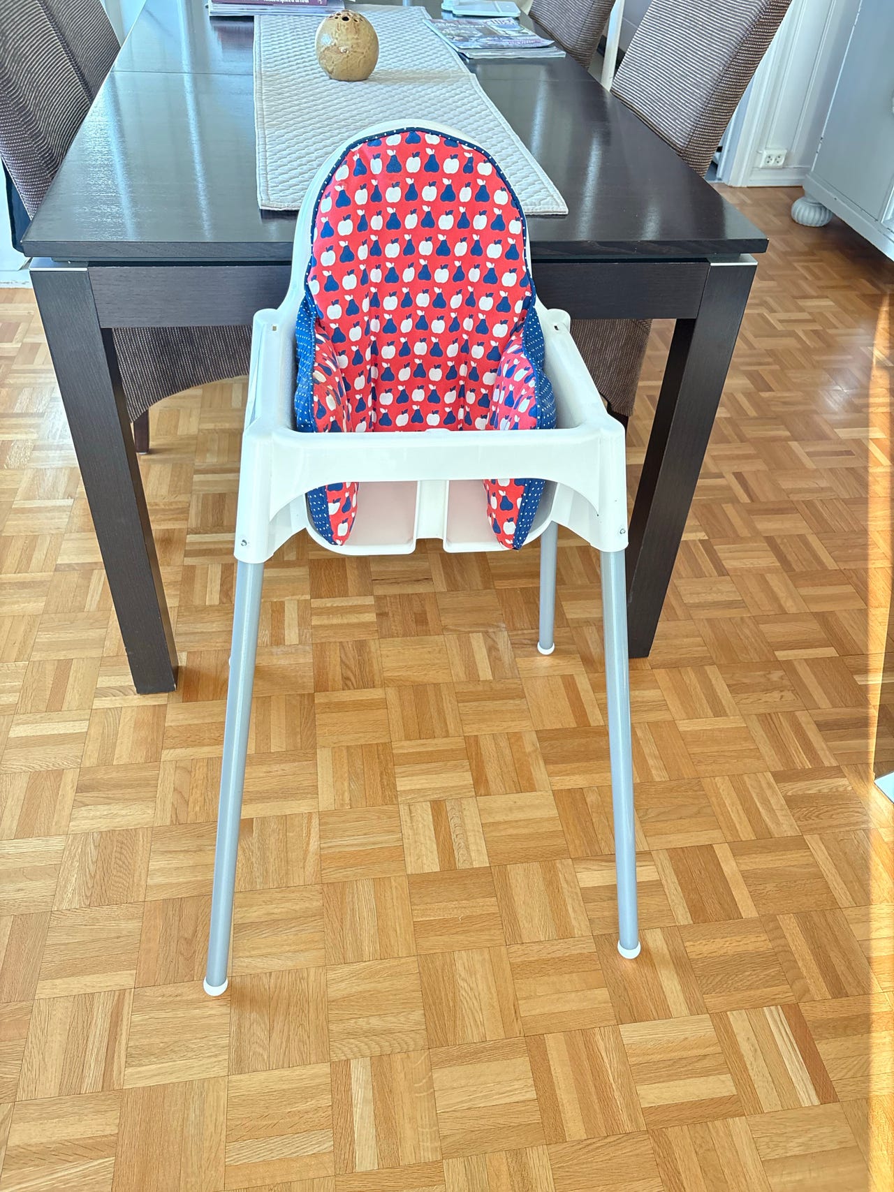 IKEA høy barnestol med mønstret sittepute