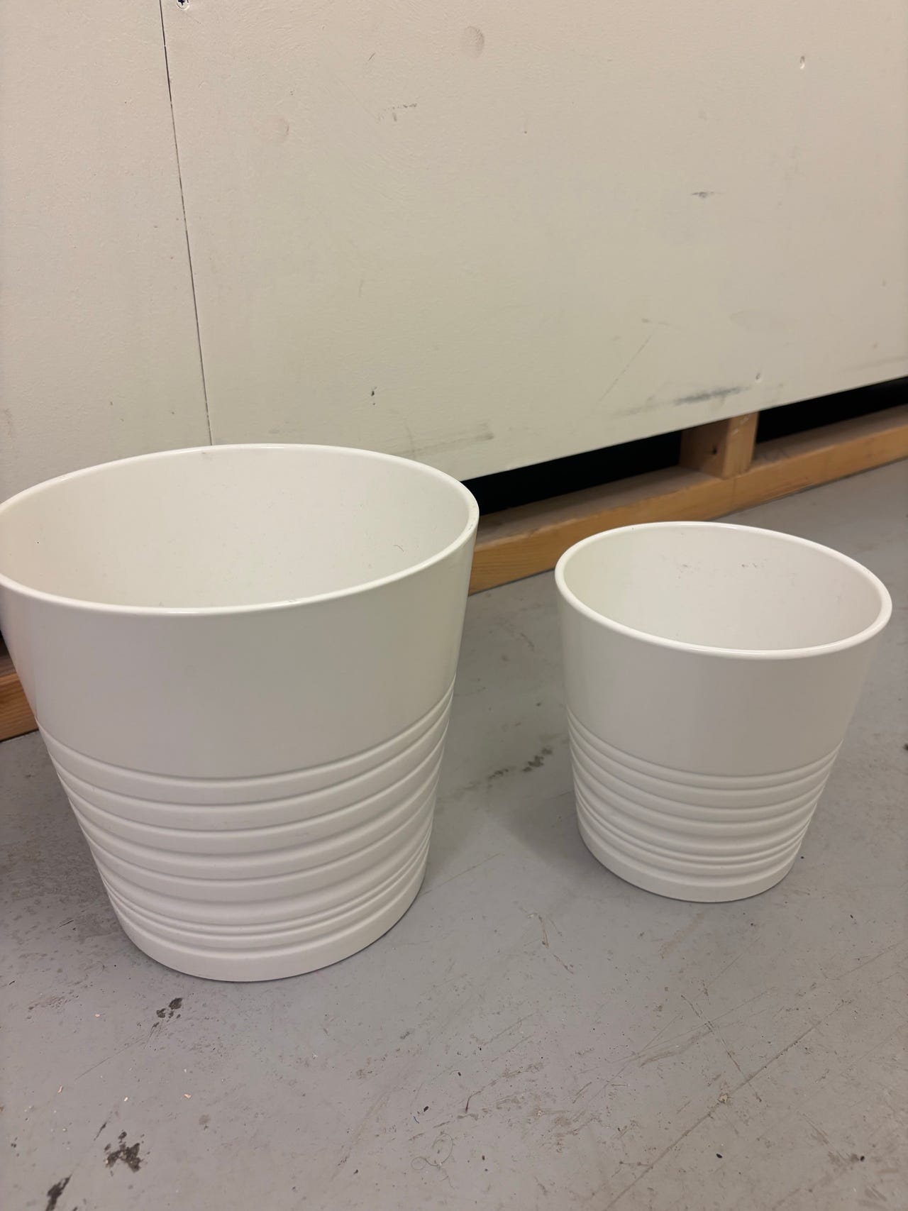 Hvite blomsterpotter i plast, 2 stk