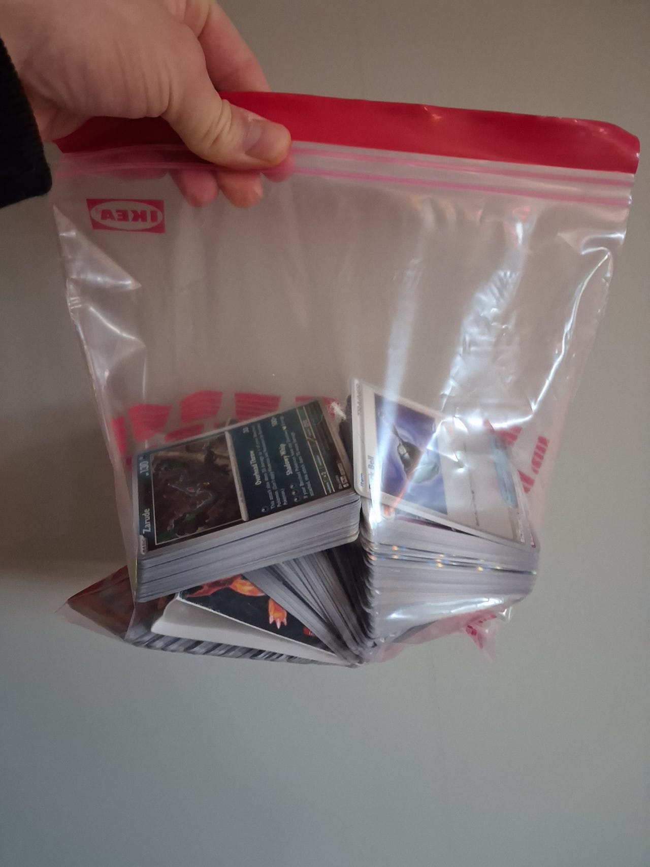 Liten mappe og pokemon kort