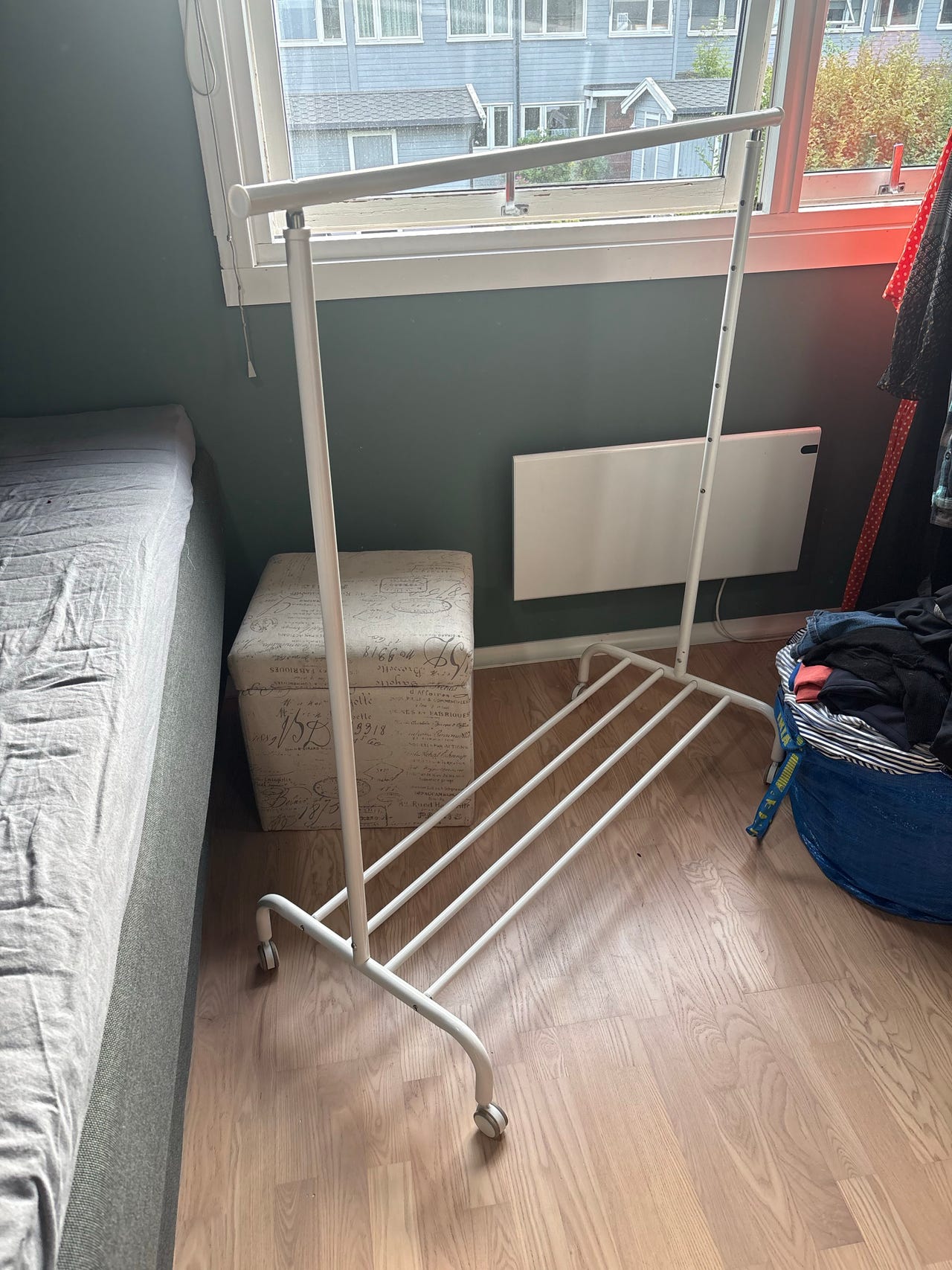 IKEA klesstativ (noe ustø modell men fungerer fint)