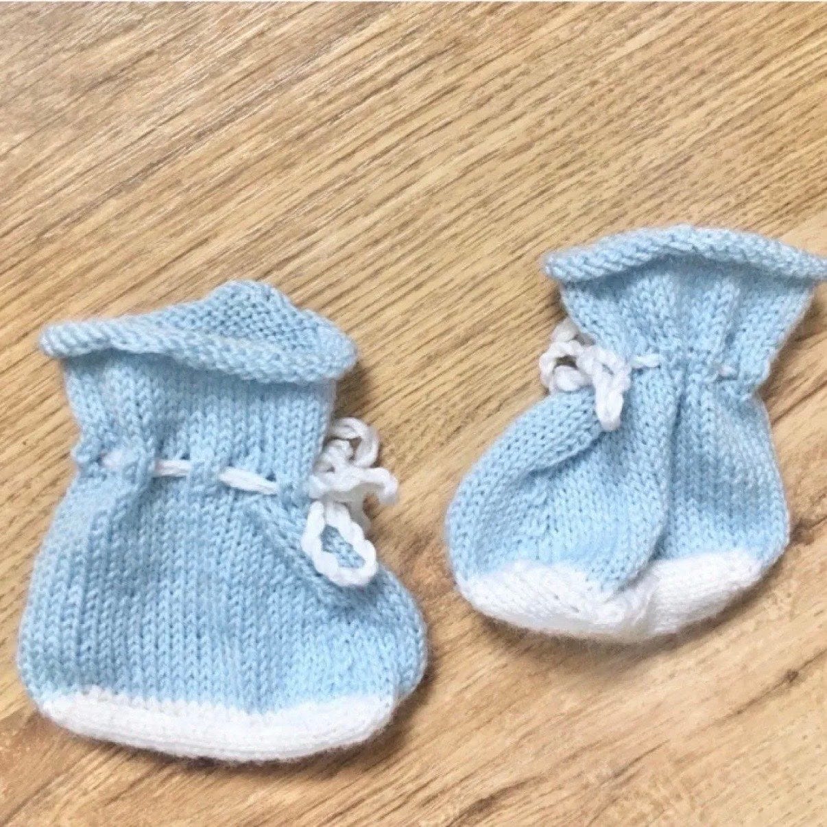 💙 Hjemmestrikkede blå labber til baby