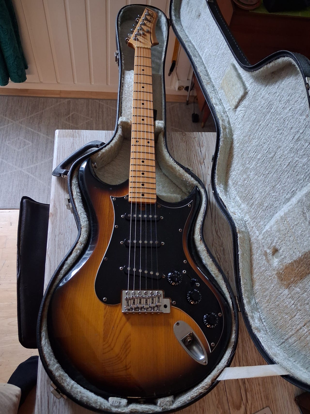 Vantage elektrisk gitar sunburst Japan 1983 | FINN-torget