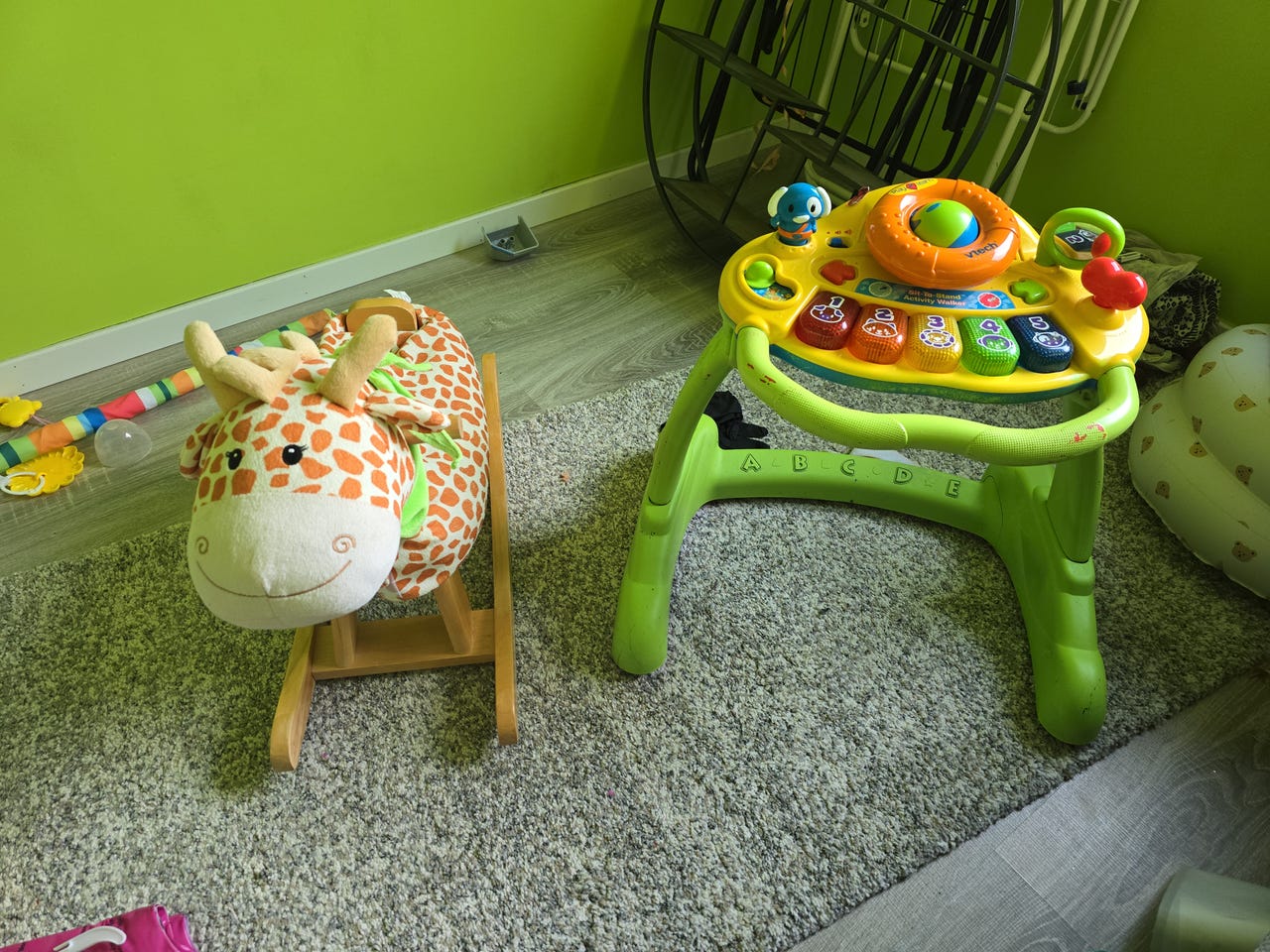 Fisher-Price aktivitetsbord og gyngeleke til barn | FINN-torget