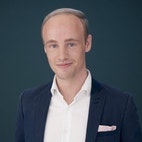 Bilde av megler Henrik M. Riksfjord