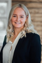 Bilde av megler Emilie Andersen