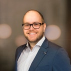 Bilde av megler Sander Øvrelid Myhre