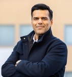 Bilde av megler Naveed Iqbal