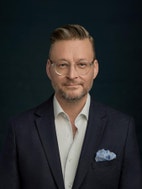 Bilde av megler Scott Martinsen