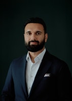 Bilde av megler Danyal Razzaq