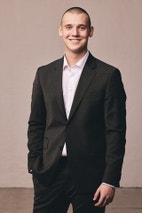 Bilde av megler Rasmus Lindkjend