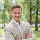 Bilde av megler Christoffer Løvdal