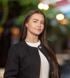 Bilde av megler Sara Fredriksen Johnsen