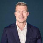 Bilde av megler Adrian Sollie Strand