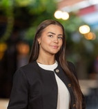 Bilde av megler Sara Fredriksen Johnsen