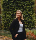 Bilde av megler Andrine Valde Viset