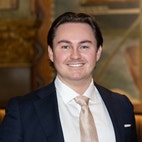 Bilde av megler Fredrik Skjelvik Hjelmtveit