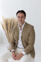 Bilde av megler Ola M. Øverland