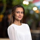 Bilde av megler Sara Fredriksen Johnsen