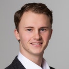 Bilde av megler Adrian Lea