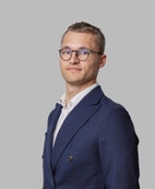 Bilde av megler Kristoffer Løvlie