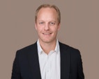 Bilde av megler Adrian Hetlevik Jensen