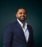 Bilde av megler Hassan Rehman