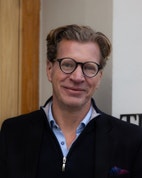 Bilde av megler Erik Tharaldsen