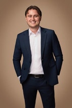 Bilde av megler Adrian Stokstad