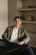 Bilde av megler Simen Nyborg