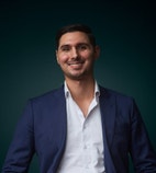 Bilde av megler Simon Barood