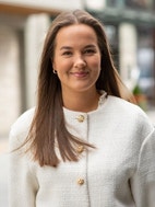 Bilde av megler Sandra Igland Andersen