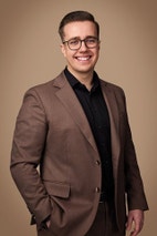 Bilde av megler Adrian Dyrstad