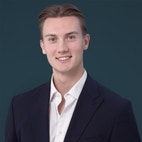 Bilde av megler Adrian Bjerke Pedersen
