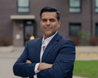 Bilde av megler Naveed Iqbal