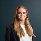 Bilde av megler Victoria Jahr