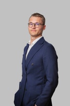 Bilde av megler Kristoffer Løvlie