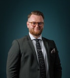 Bilde av megler Tobias Sture
