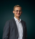 Bilde av megler Bastian Bjerrum