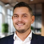 Bilde av megler Tomas Urbanik