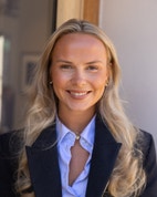 Bilde av megler Karoline Lillebøe Kling Frostad