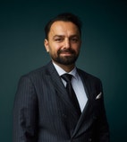 Bilde av megler Junaid Raja