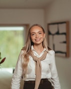 Bilde av megler Anna Hjelle