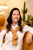 Bilde av megler Anette Mandfloen Strøm