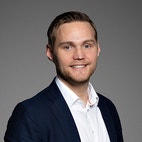 Bilde av megler Erik Oxaal