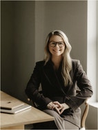 Bilde av megler Ina-Merethe Sande Sætre