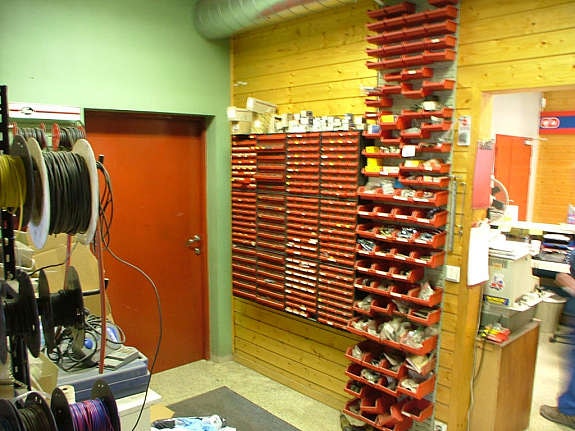 Bak resepsjon. Dør inn til verksted Galleribilde