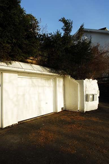 Garasje med automatisk døråpner og smarte lagringshyller. Varmekabler i oppkjørsel. Galleribilde